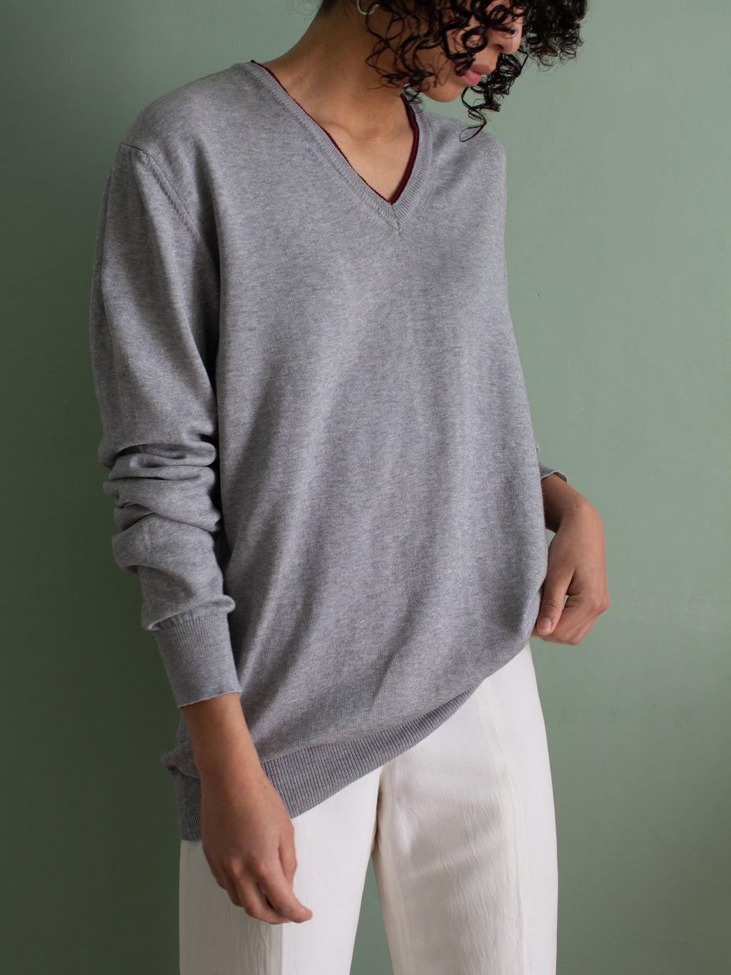 Maglia grigio chiara con scollatura a V borgogna in cotone