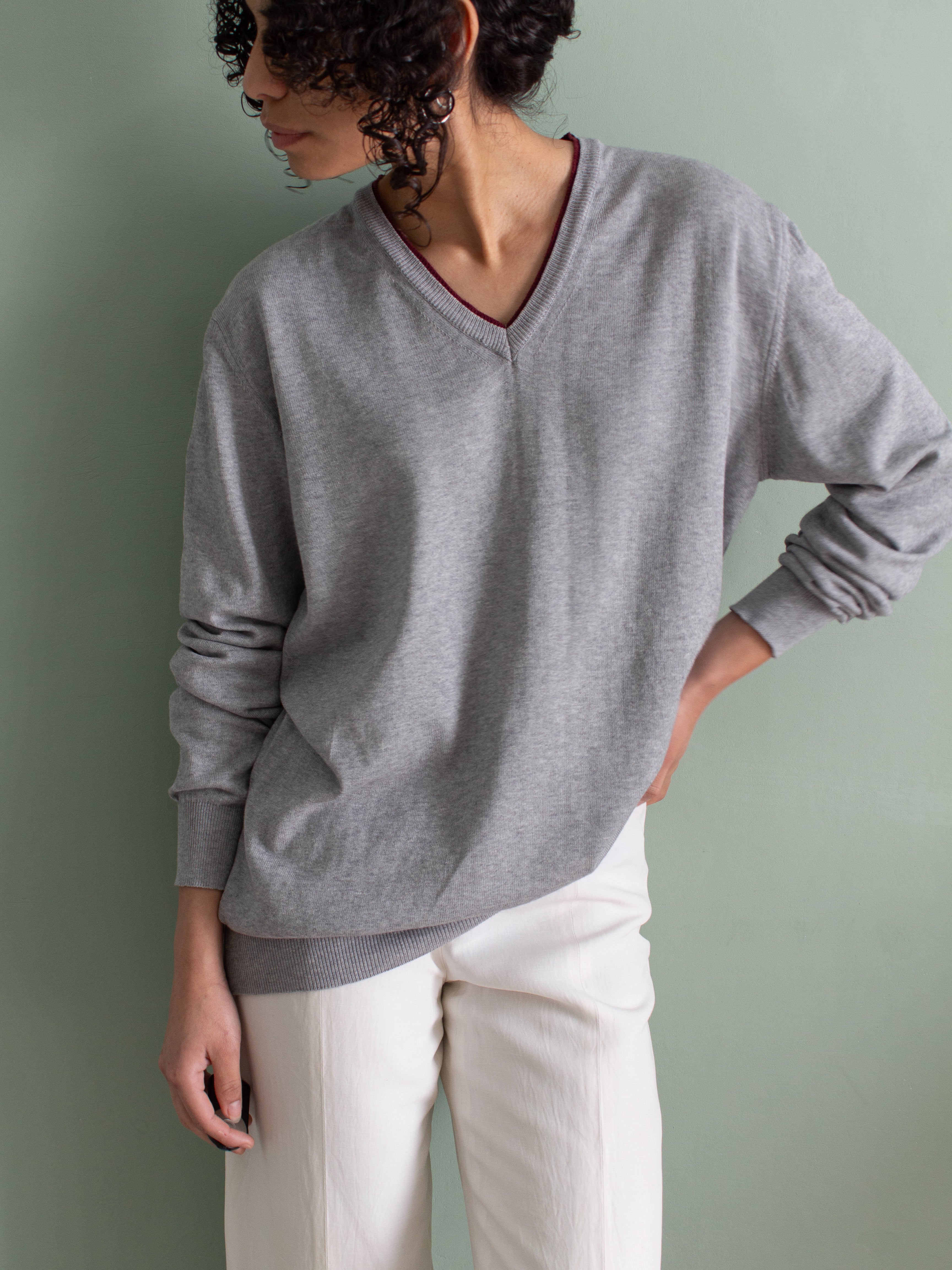 Maglia grigio chiara con scollatura a V borgogna in cotone