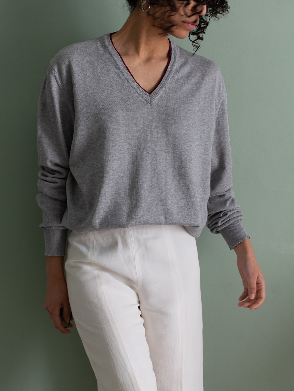 Maglia grigio chiara con scollatura a V borgogna in cotone