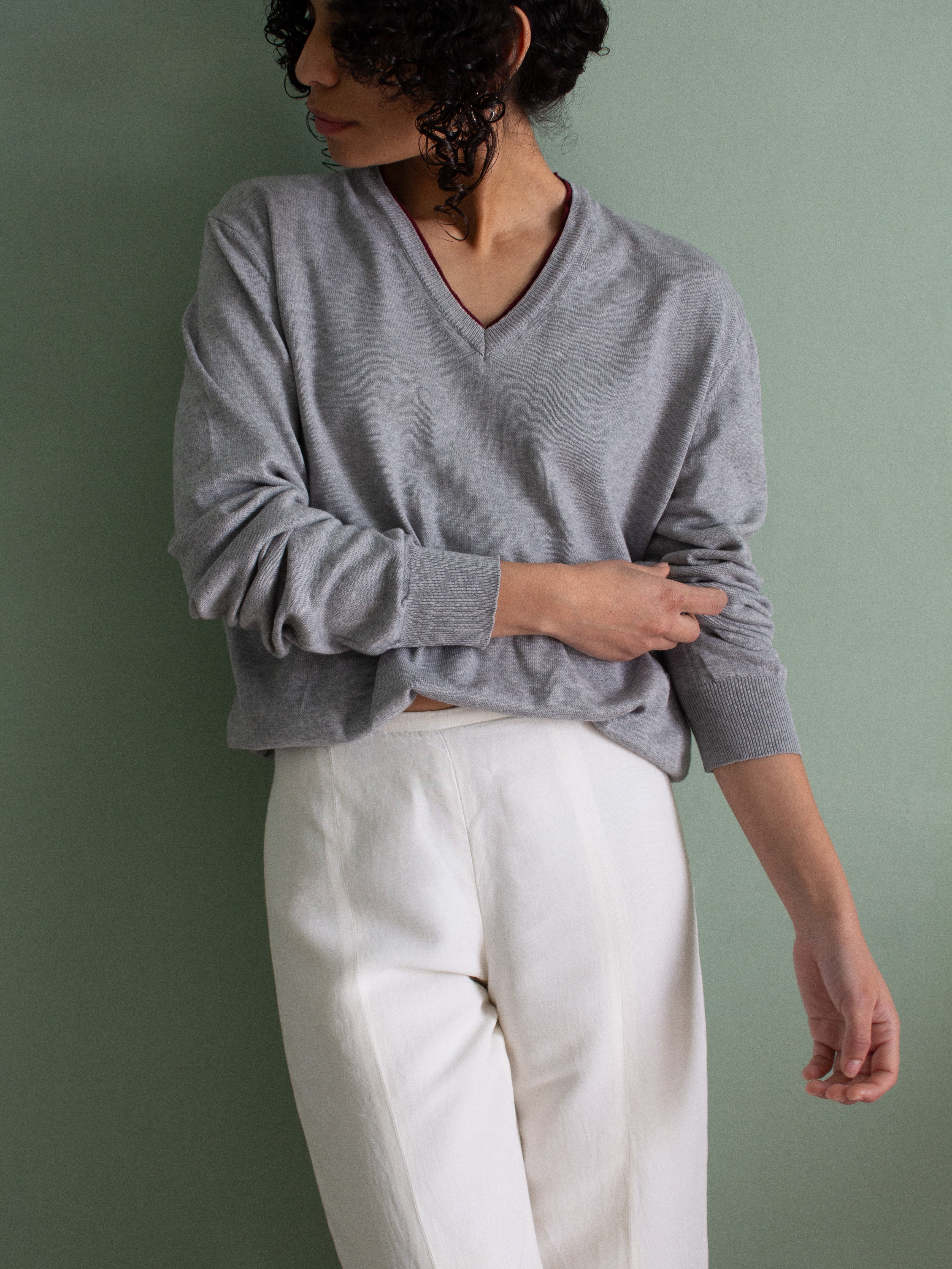 Maglia grigio chiara con scollatura a V borgogna in cotone