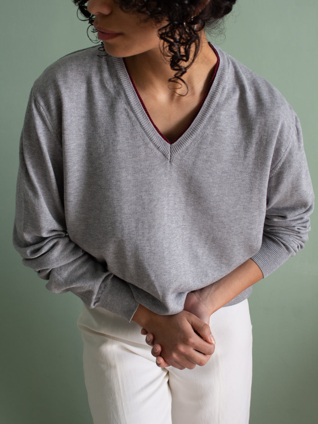 Maglia grigio chiara con scollatura a V borgogna in cotone