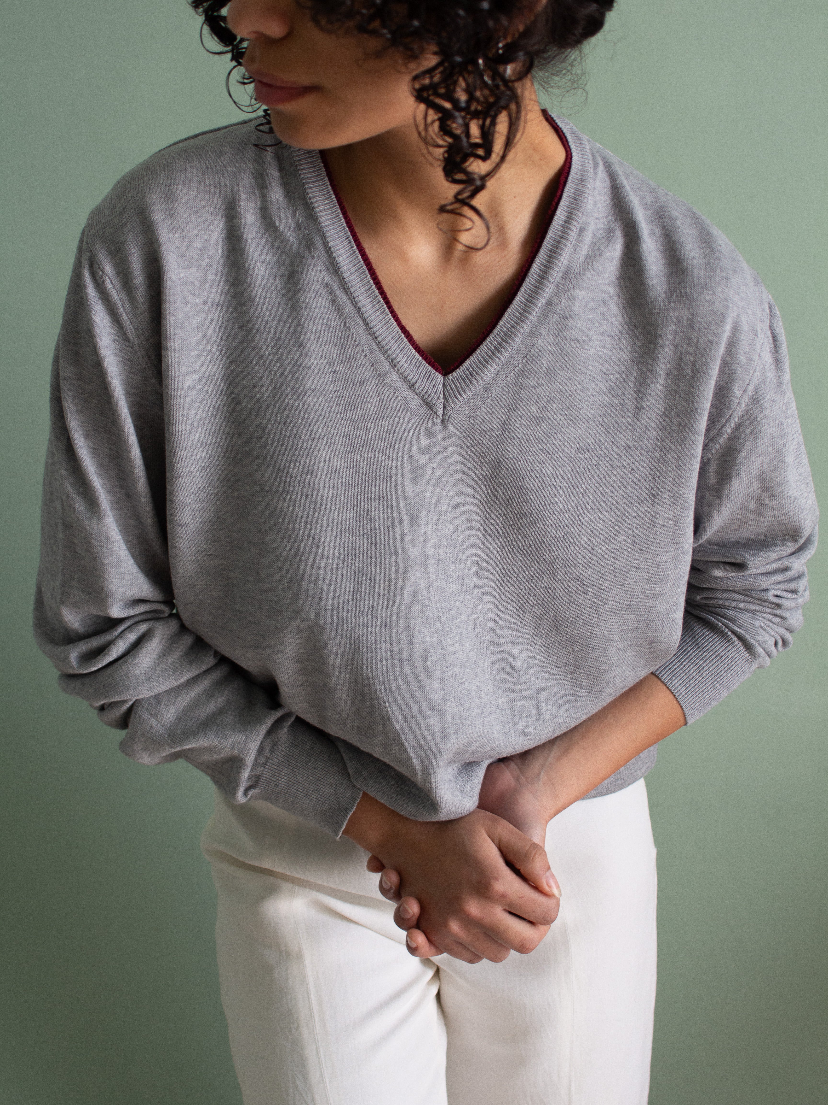 Maglia grigio chiara con scollatura a V borgogna in cotone