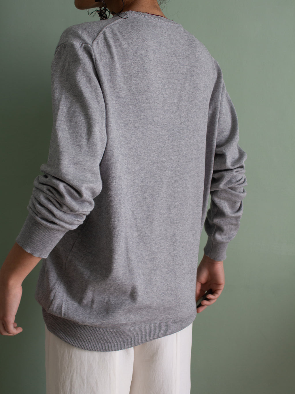 Maglia grigio chiara con scollatura a V borgogna in cotone