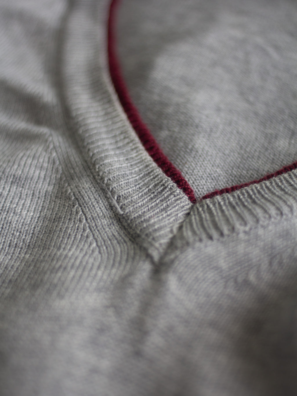 Maglia grigio chiara con scollatura a V borgogna in cotone