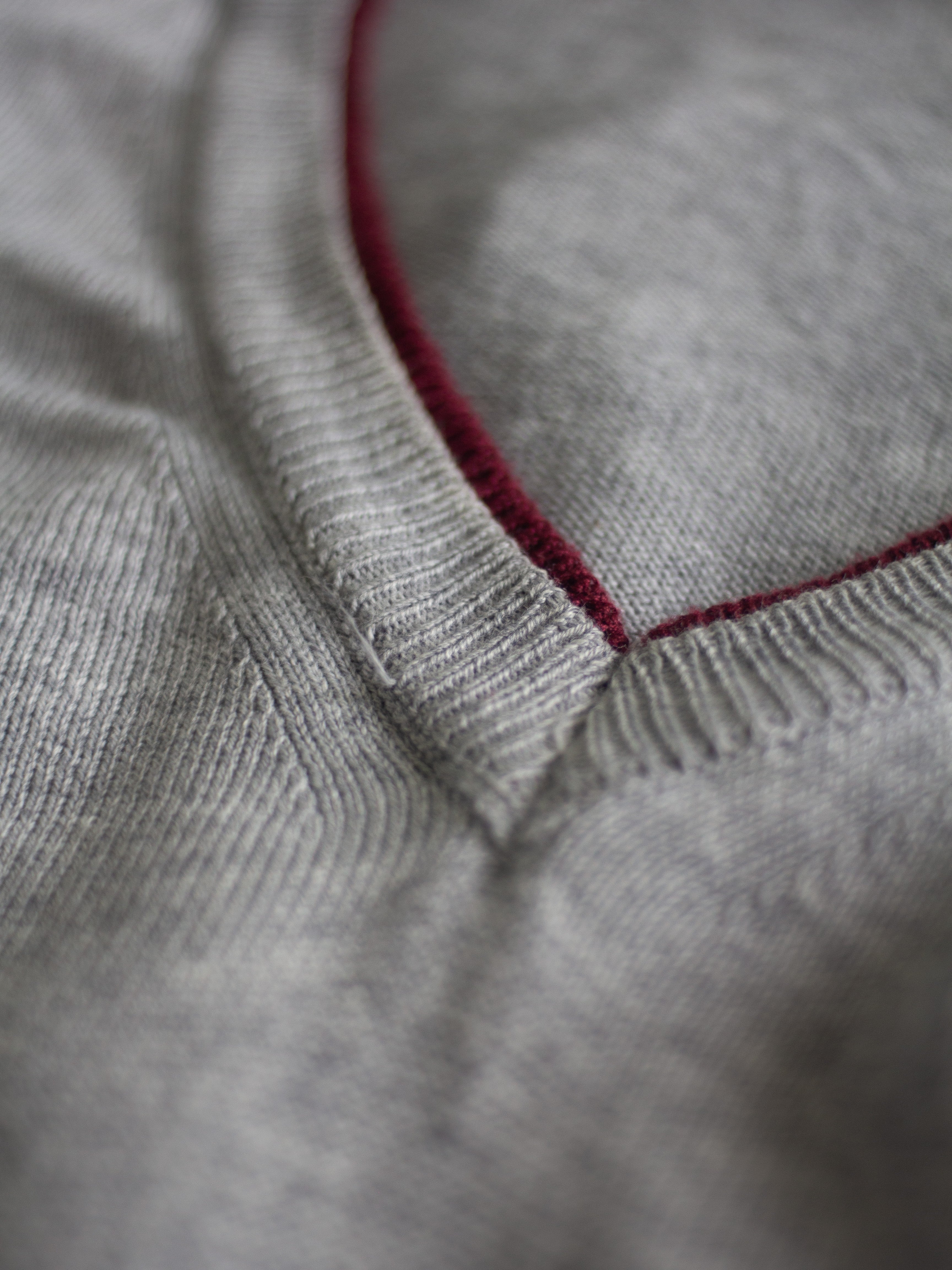 Maglia grigio chiara con scollatura a V borgogna in cotone