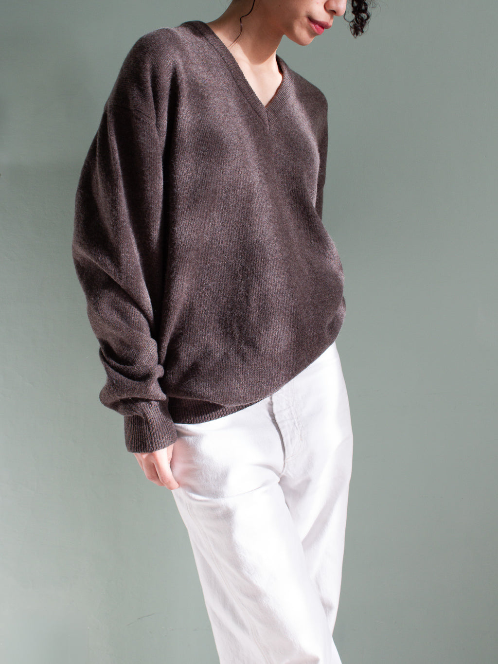 Maglione scollato color cioccolato in pura lana