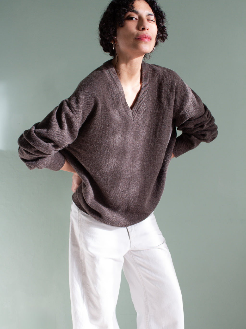 Maglione scollato color cioccolato in pura lana