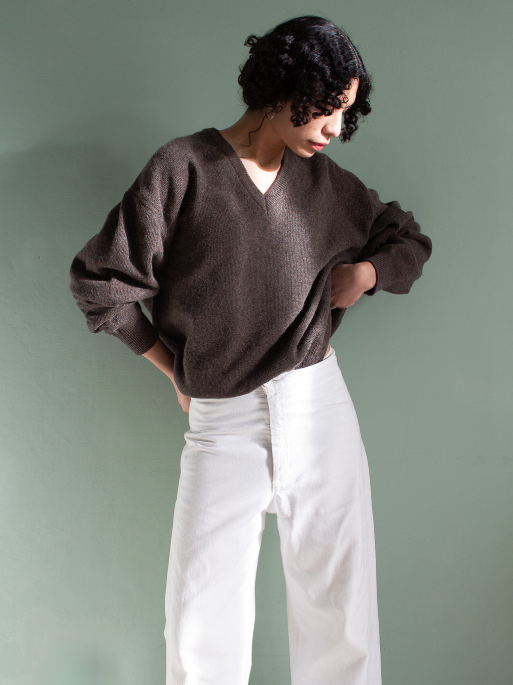 Maglione scollato color cioccolato in pura lana