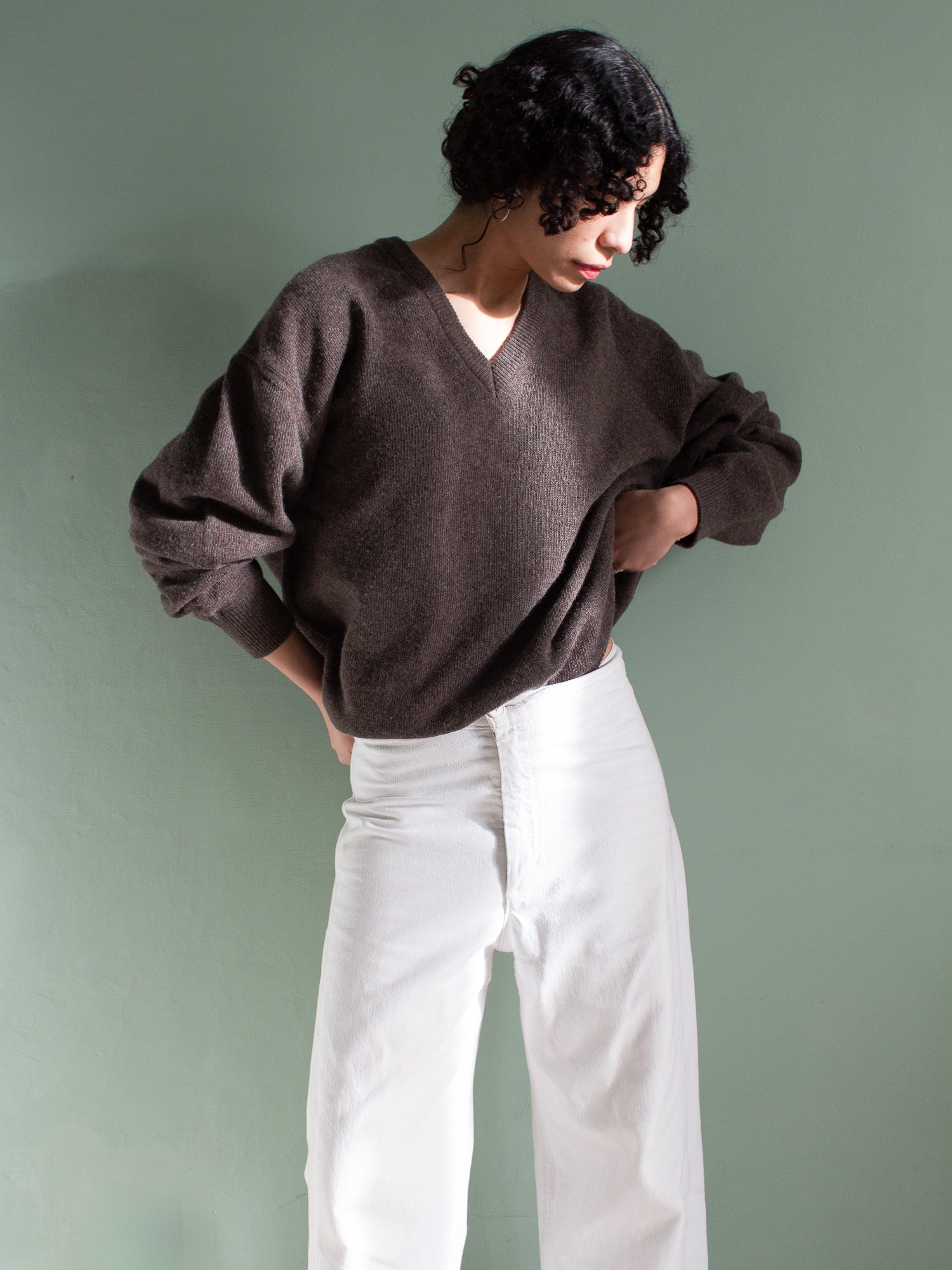 Maglione scollato color cioccolato in pura lana