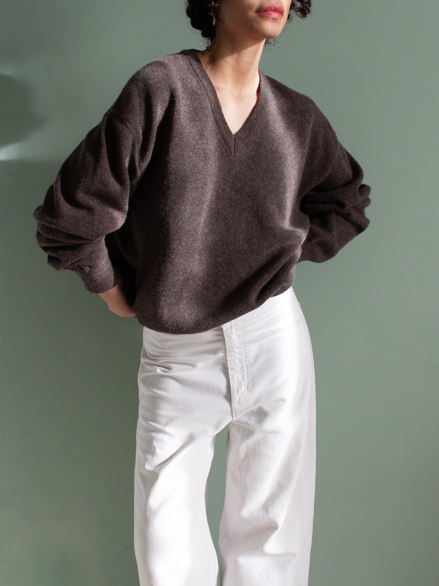 Maglione scollato color cioccolato in pura lana