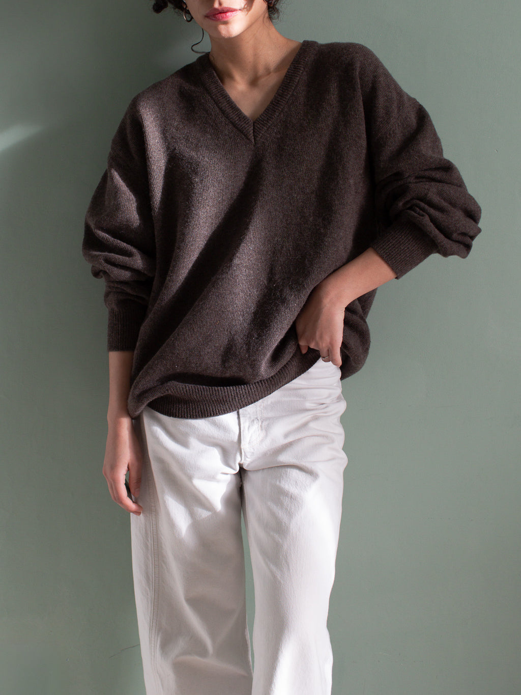 Maglione scollato color cioccolato in pura lana