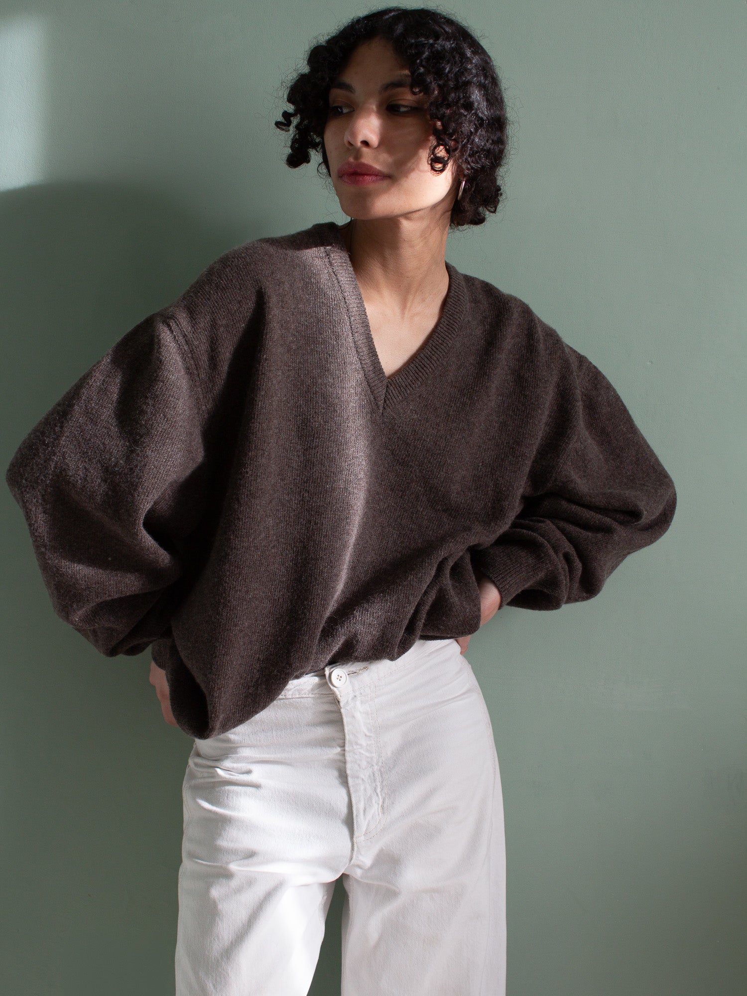 Maglione scollato color cioccolato in pura lana