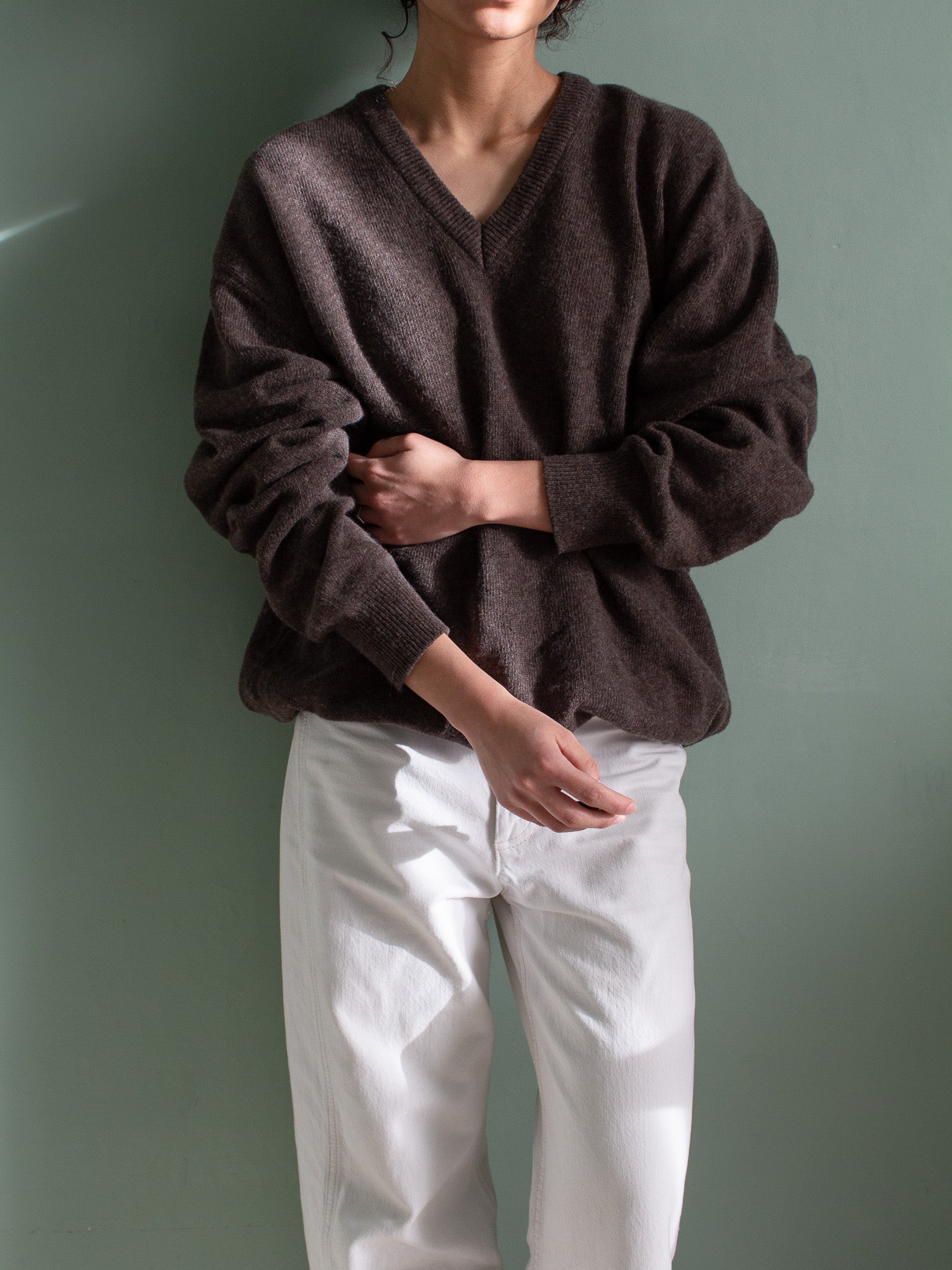 Maglione scollato color cioccolato in pura lana